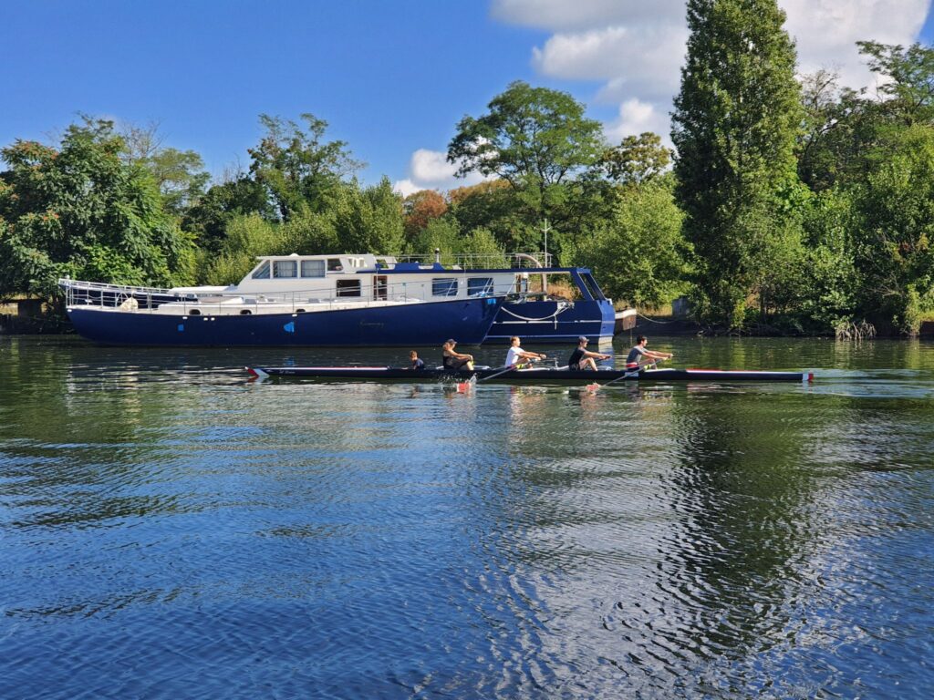 Bateau d'aviron, un quatre de pointe avec barreur, en stage d'aviron avec Jean-Pierre Talamona