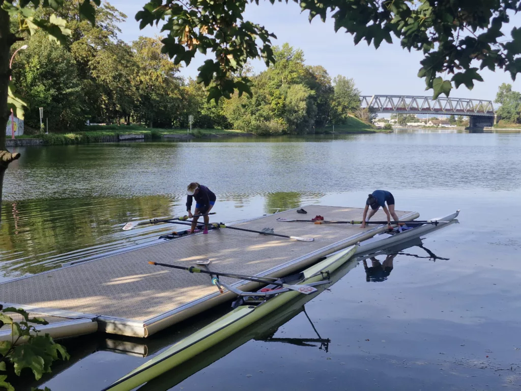 Stage d'aviron de rivière embarquement au ponton